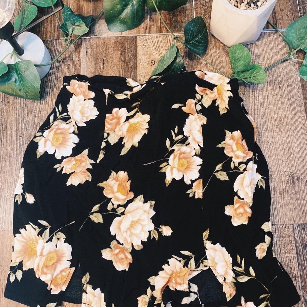 4 FOR $25⭐️ 
Forever 21 Flowered Skirt